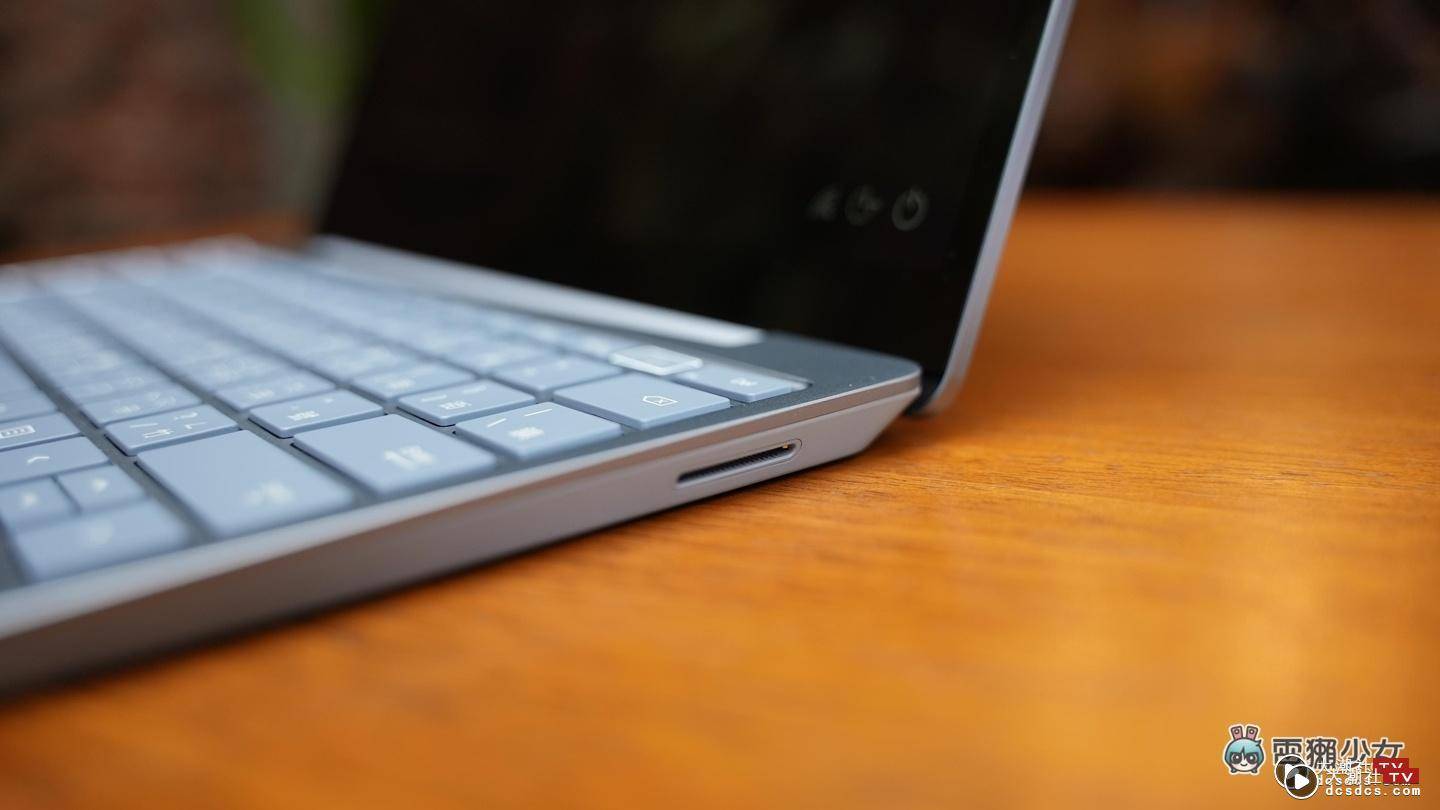这台好小好轻巧！微软 Surface Laptop Go 顶级材质价格平易近人，轻量文书与娱乐我都要